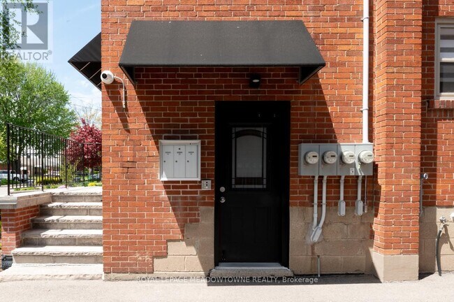 33-33 Broadview Ave in Mississauga, ON - Building Photo - Building Photo