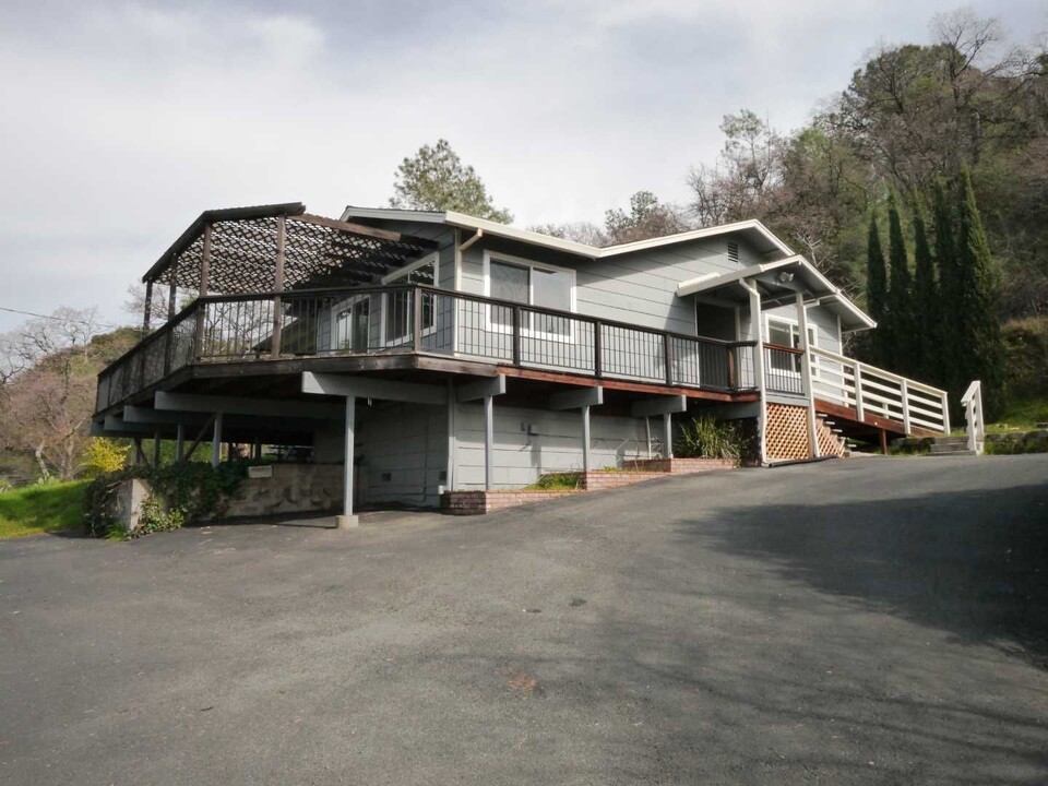 8200 Campo Seco Turnpike in Mokelumne Hill, CA - Building Photo