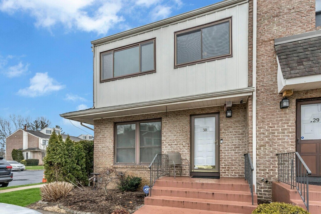 30 Vanderbilt Way in Valley Stream, NY - Building Photo