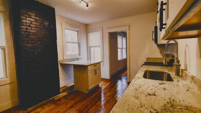 2110 Howell St, Unit 1 in Covington, KY - Foto de edificio - Building Photo