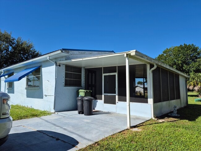 1016 Elm St in Okeechobee, FL - Foto de edificio - Building Photo