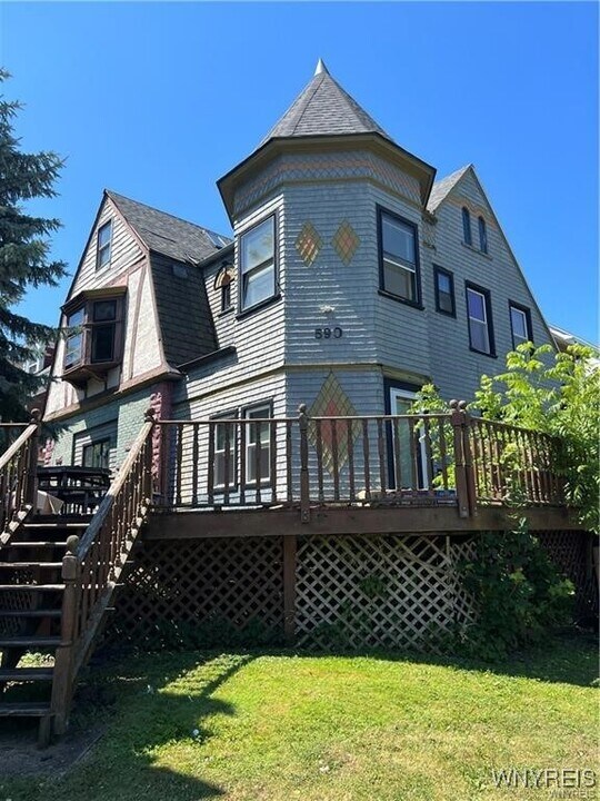 590 Richmond Ave in Buffalo, NY - Building Photo