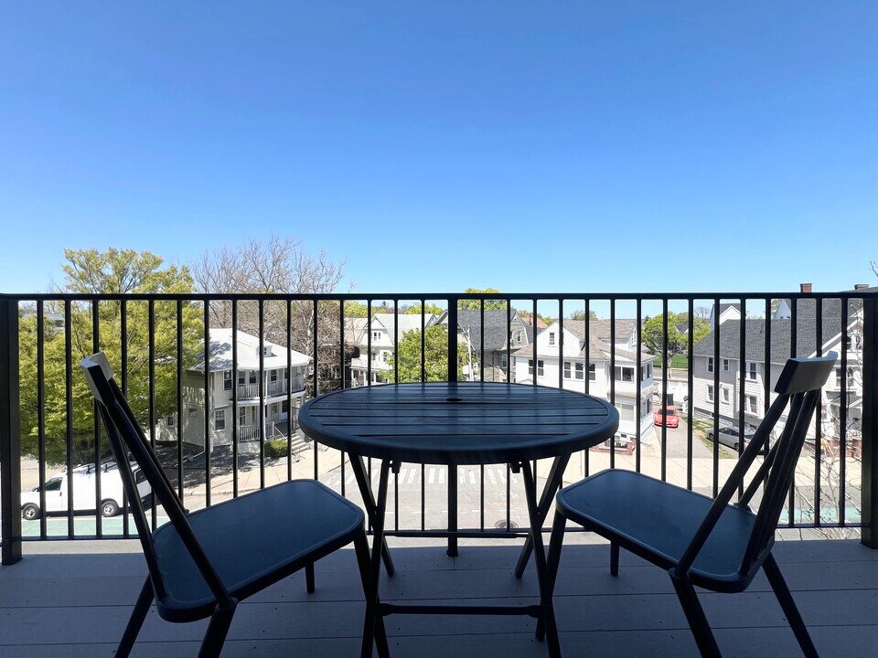 872 Broadway, Unit 205 in Somerville, MA - Building Photo