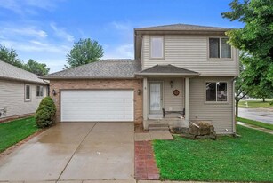 562 Lexington Dr in Oregon, WI - Building Photo