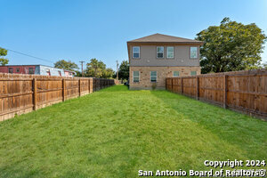 401 Aubrey St in Natalia, TX - Foto de edificio - Building Photo