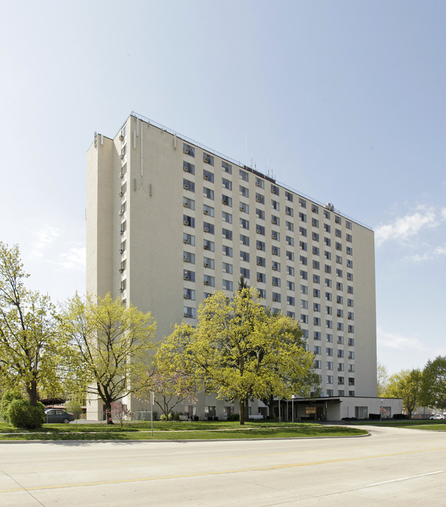 Clawson Manor Co-op in Clawson, MI - Building Photo