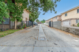 8414 Columbus Ave in North Hills, CA - Building Photo - Building Photo