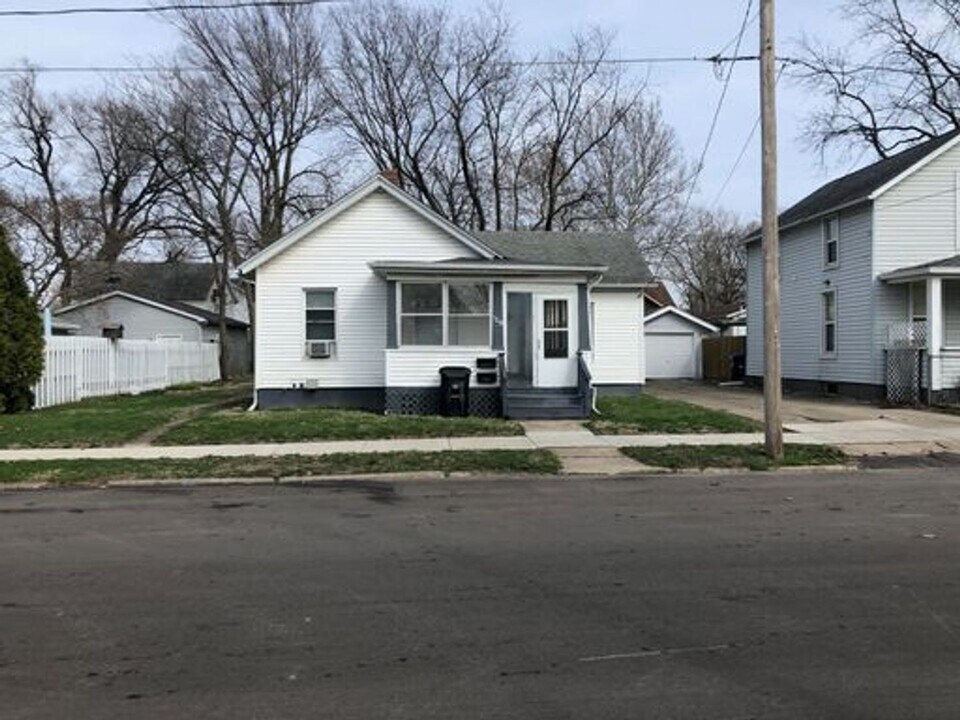 1219 N Oak St in Bloomington, IL - Building Photo