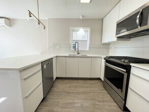 5009 W Gunnison St, Unit 1 in Chicago, IL - Foto de edificio - Building Photo