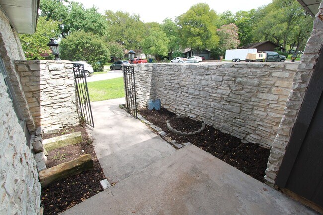 6606 Betty Cook Dr in Austin, TX - Building Photo - Building Photo