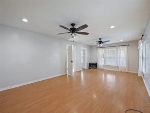 105 E Hunt St in Leonard, TX - Building Photo - Building Photo