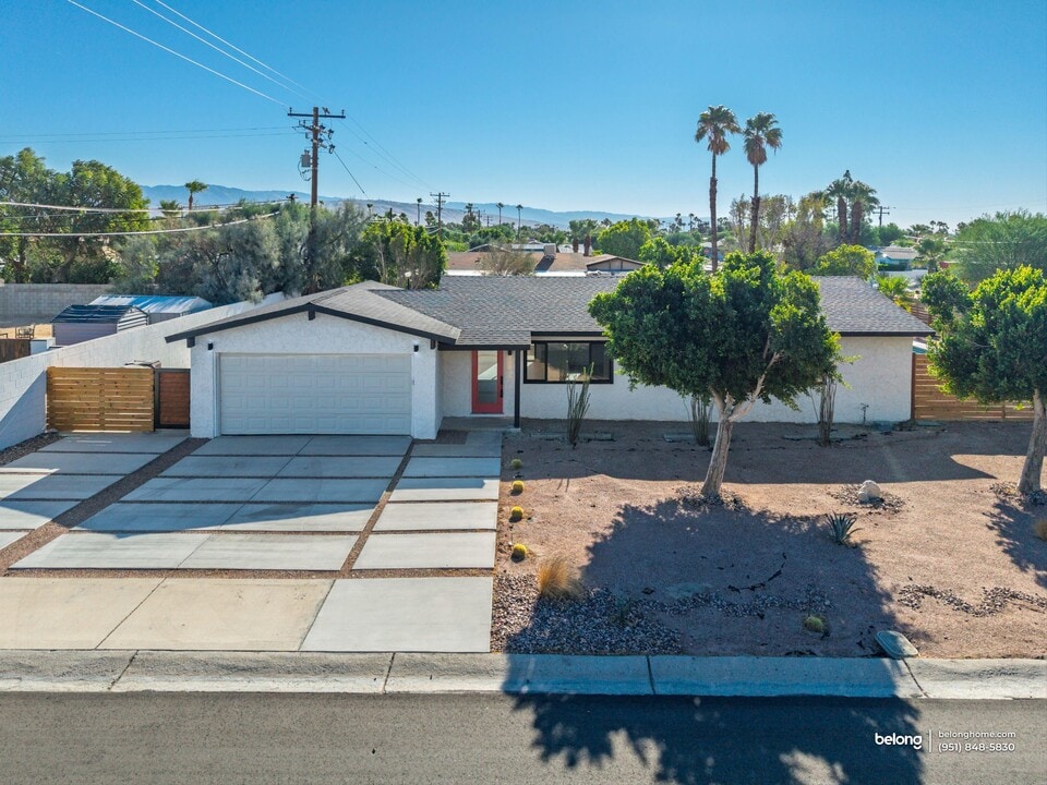 2600 N Chuperosa Rd in Palm Springs, CA - Foto de edificio
