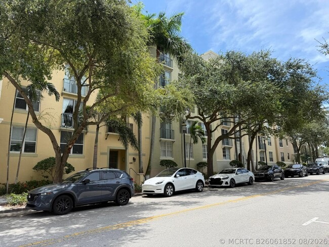 property at 630 S Sapodilla Ave