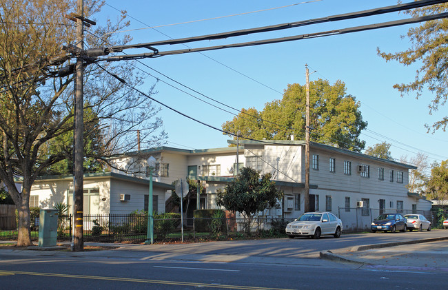 3094 Freeport Blvd in Sacramento, CA - Foto de edificio - Building Photo