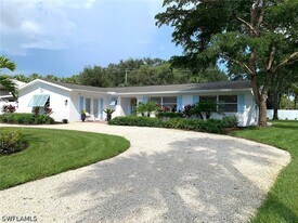 1530 Mandarin Rd in Naples, FL - Building Photo