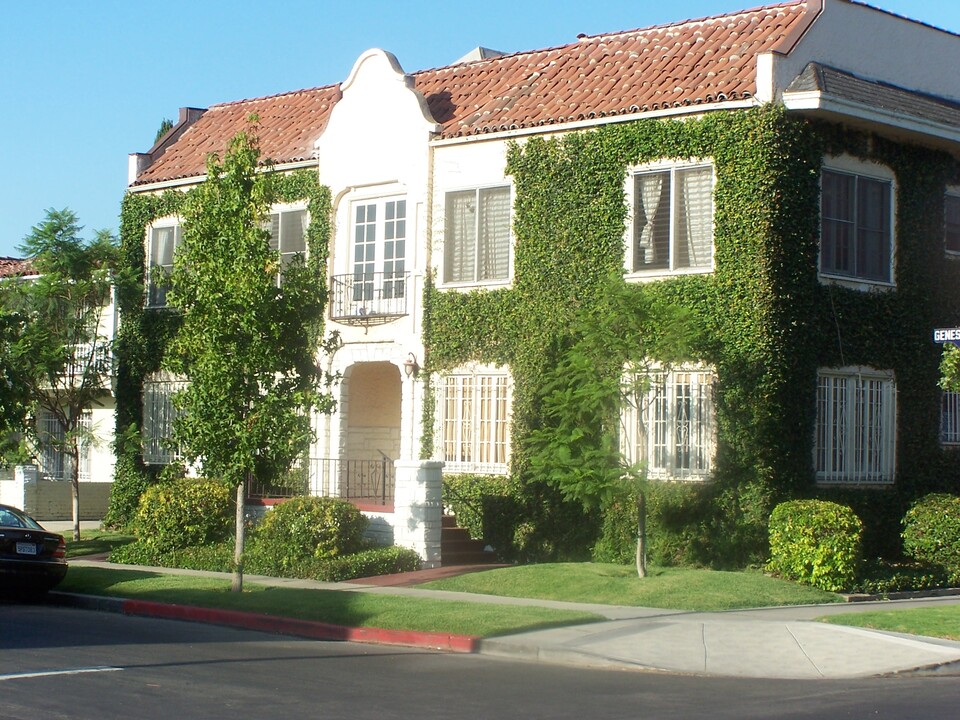 367 N Genesee Ave in Los Angeles, CA - Building Photo