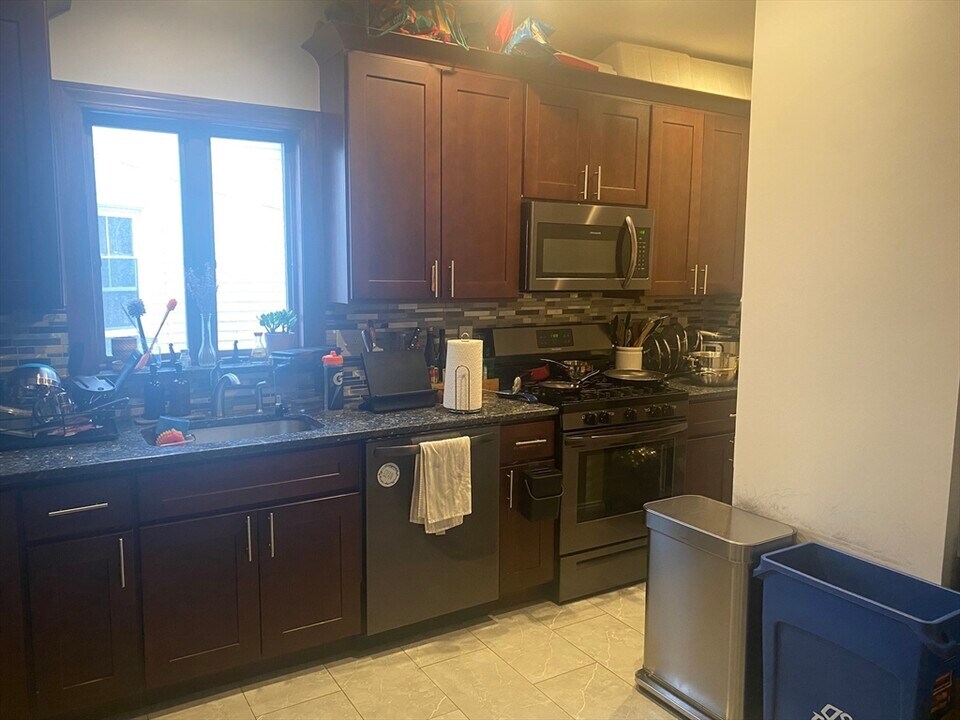 4 Berwick Rd, Unit #1 in Medford, MA - Building Photo