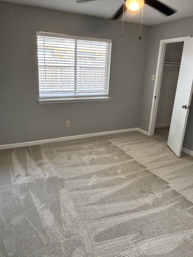 815 Pebbleshire Dr in Houston, TX - Foto de edificio - Building Photo