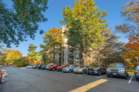 Woodlake Towers III in Falls Church, VA - Foto de edificio - Building Photo