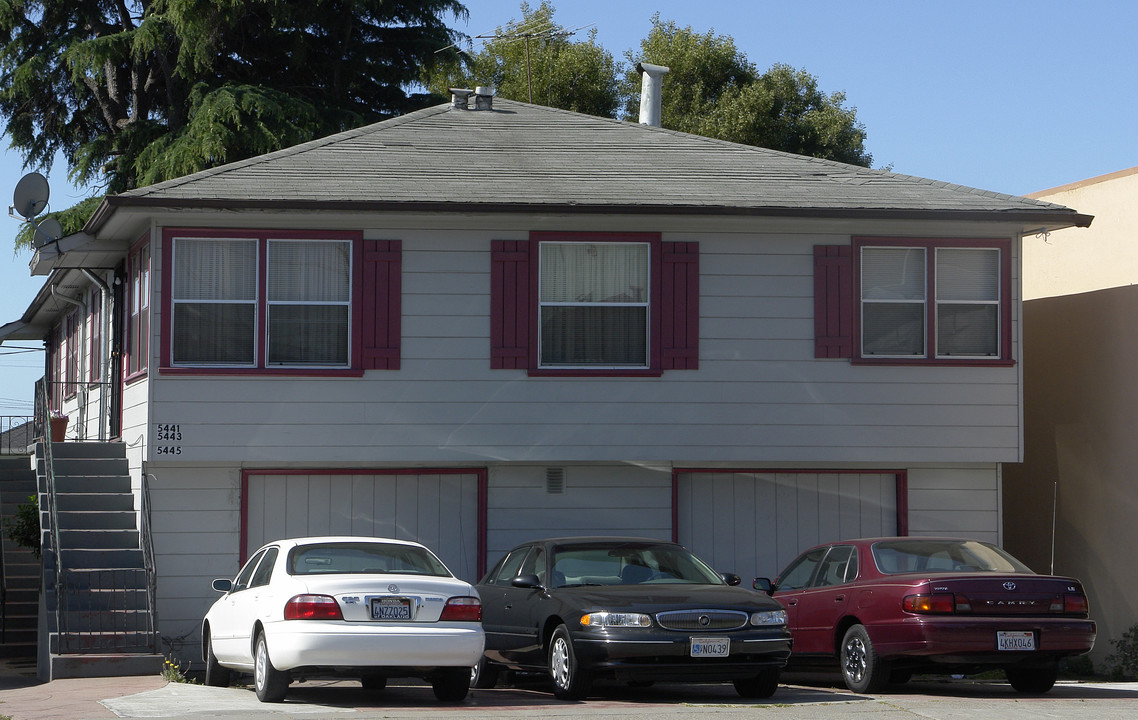 5441-5445 Bancroft Ave in Oakland, CA - Building Photo