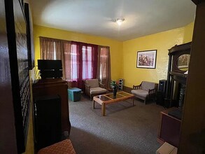 912 W Hadley St, Unit 1 in Milwaukee, WI - Building Photo - Building Photo