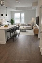 705 Davis Dr in Newmarket, ON - Building Photo