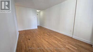 407-230-230 Oak St in Toronto, ON - Building Photo - Building Photo