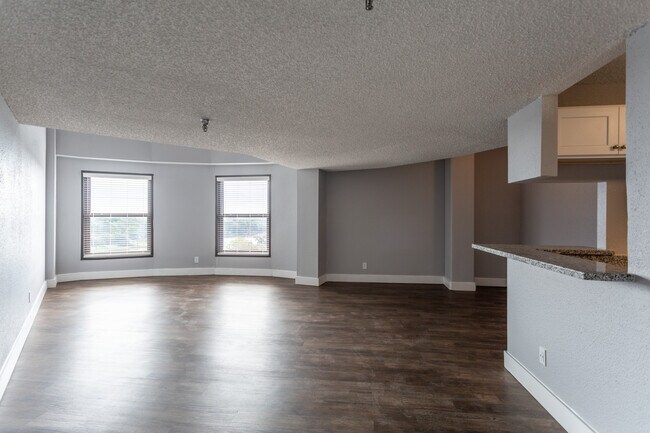 Clear Lake Place in Houston, TX - Building Photo - Interior Photo