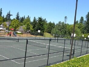 25235 SE Klahanie Blvd, Unit H102 in Sammamish, WA - Building Photo - Building Photo