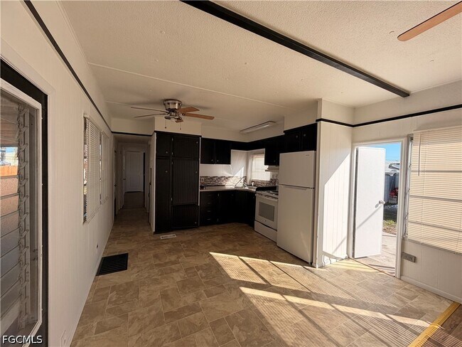 121 Coachlight Ln in North Fort Myers, FL - Building Photo - Building Photo