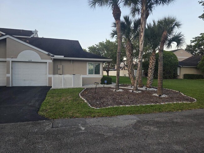 1205 NW 50th St in Deerfield Beach, FL - Building Photo - Building Photo