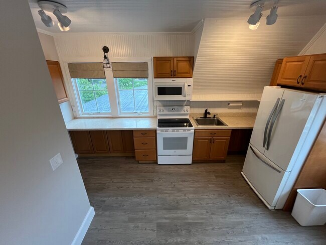 70 Morris St, Unit Apartment in Amityville, NY - Building Photo - Building Photo