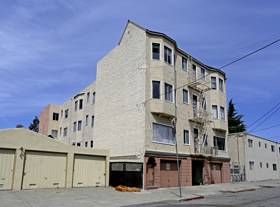 6321 Dover St in Oakland, CA - Building Photo