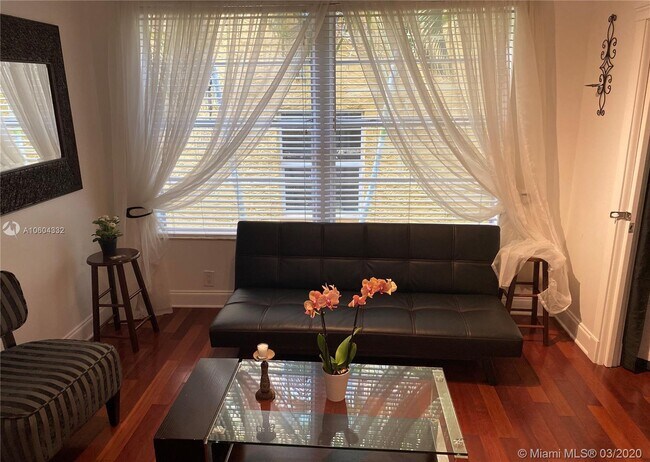 1320 Drexel Ave-Unit -206 in Miami Beach, FL - Foto de edificio - Building Photo