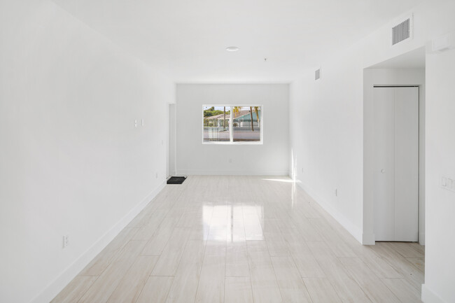 414 Foster Rd in Hallandale Beach, FL - Building Photo - Interior Photo