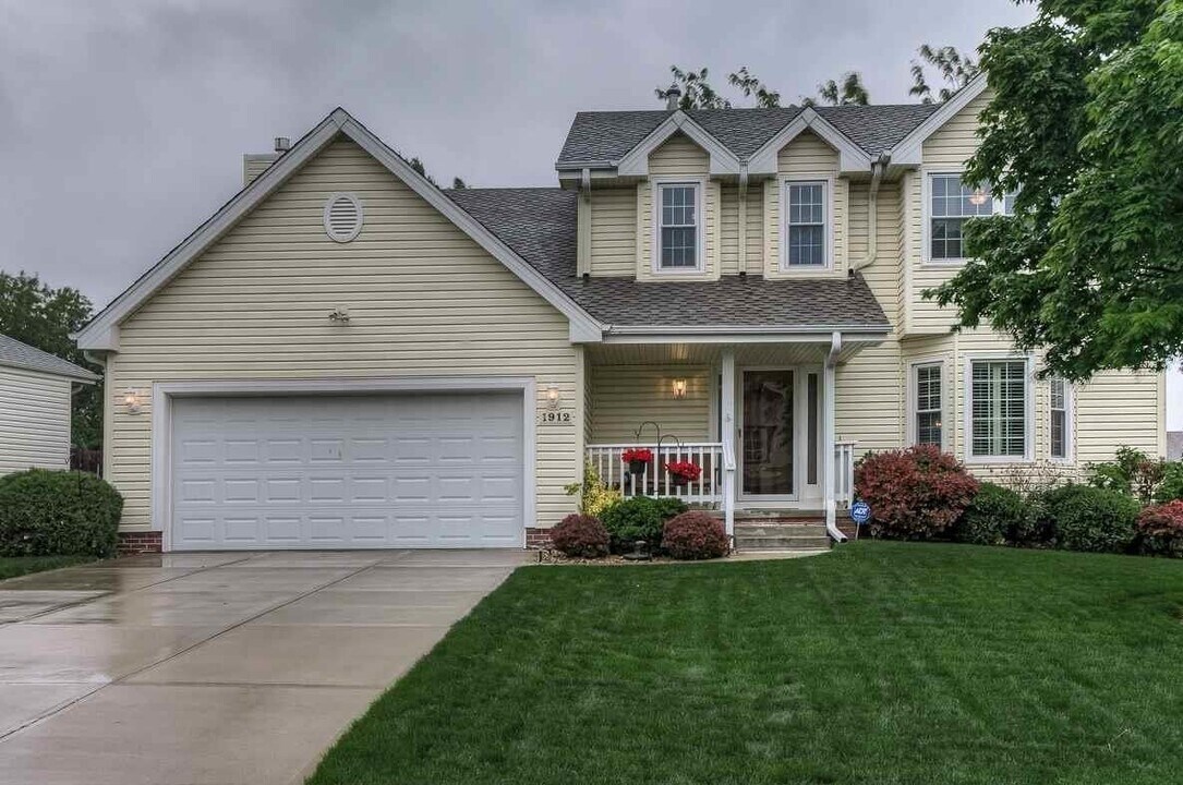 1912 Liberty Ln in Papillion, NE - Building Photo