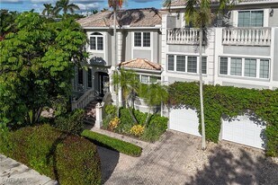 991 8th St S in Naples, FL - Building Photo