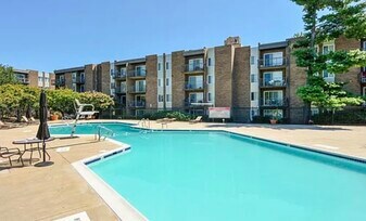 75 S Reynolds St, Unit 317 in Alexandria, VA - Building Photo