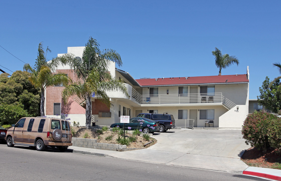 College Apartments in San Diego, CA - Building Photo