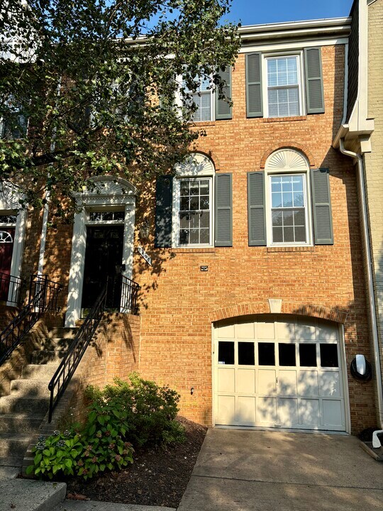 2057 Pieris Ct in Vienna, VA - Building Photo