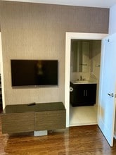 100 Thompson Ln in Edgewater, NJ - Building Photo - Building Photo