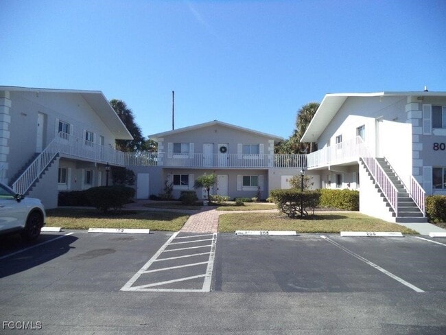 8071 Country Rd in Ft. Myers, FL - Building Photo - Building Photo