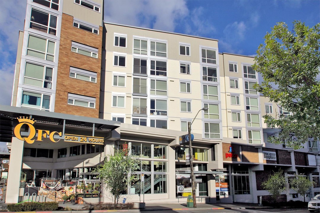 Altamira Apartments in Seattle, WA - Building Photo