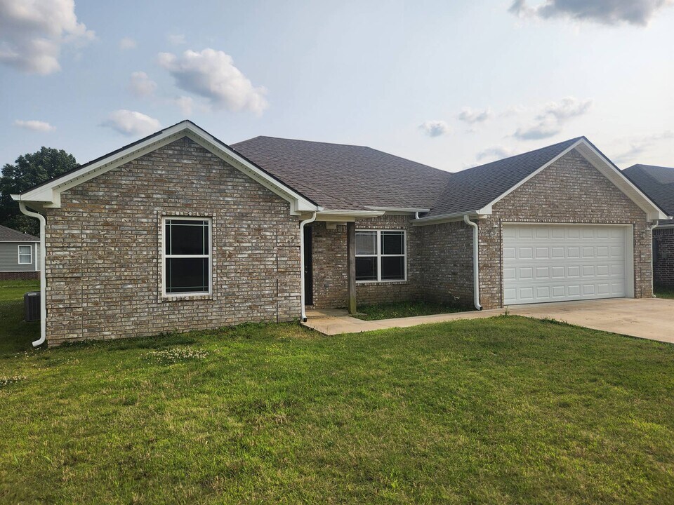 210 Stacy Dr in Paragould, AR - Building Photo