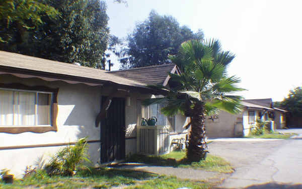 966 W 3rd St in Azusa, CA - Foto de edificio