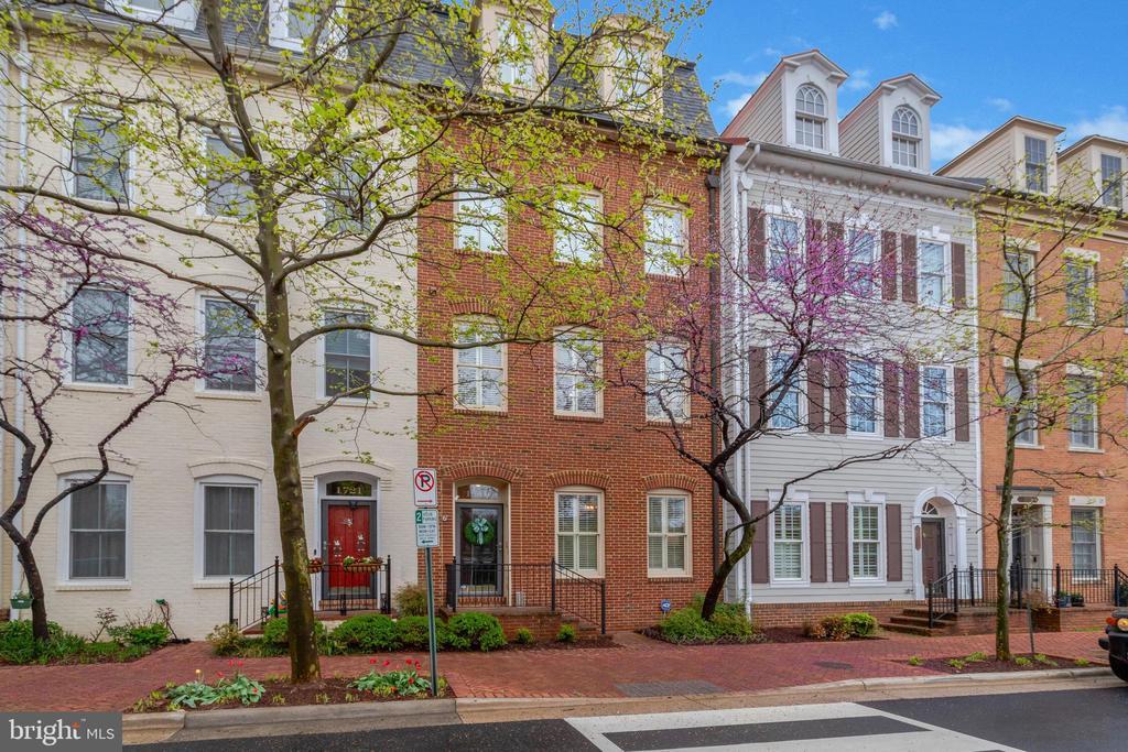 1719 Potomac Greens Dr in Alexandria, VA - Building Photo