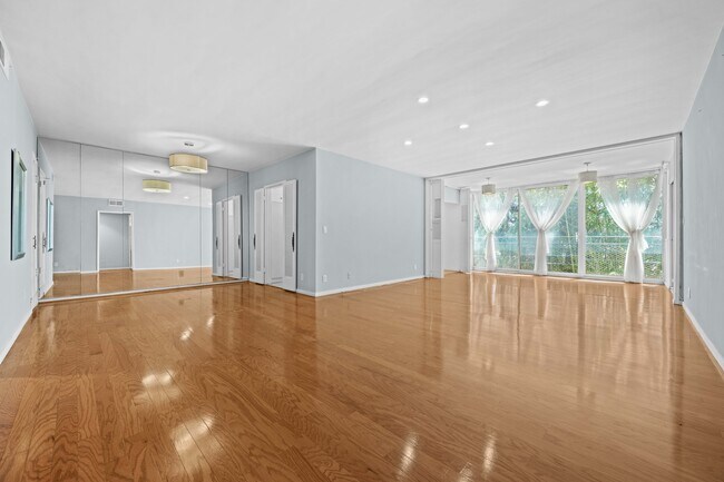 289 S Barrington Ave, Unit A107 in Los Angeles, CA - Building Photo - Building Photo