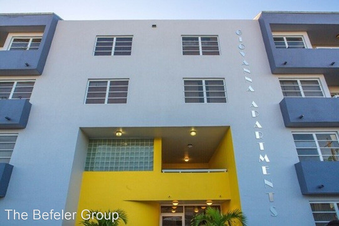 8030 NW 8th St in Miami, FL - Foto de edificio