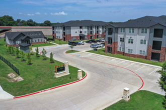 Flat Creek Apartments in Athens, TX - Foto de edificio - Building Photo