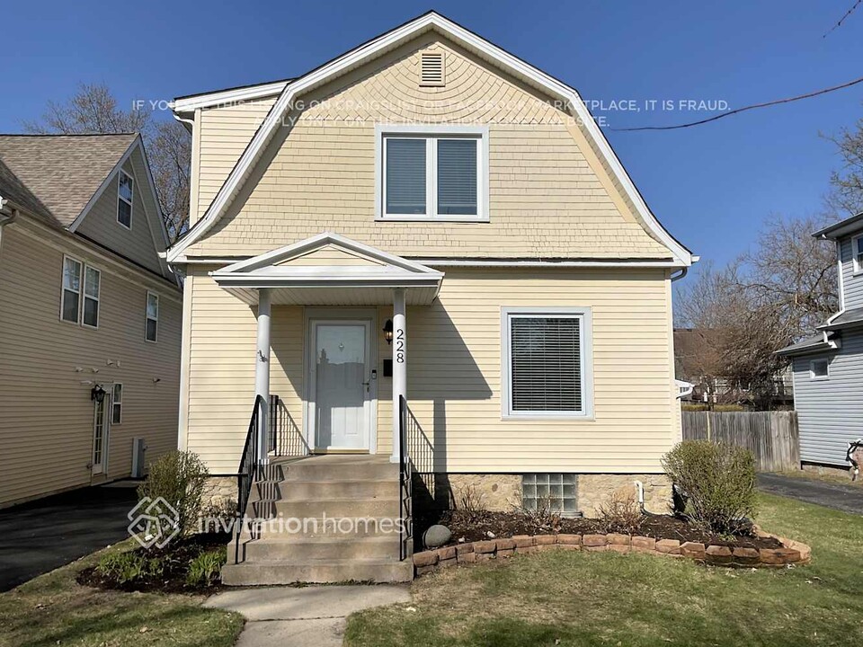 228 S Hickory Ave in Bartlett, IL - Foto de edificio